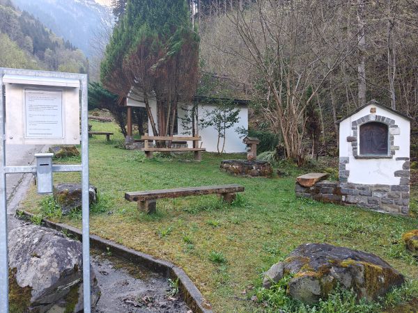 Bänkli neben Kapelle